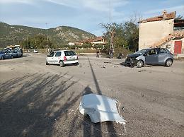 Incidente frontale tra due auto: un ferito trasportato in ospedale