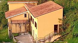 Palazzina popolare ricostruita e di nuovo abbandonata