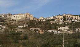 Donna rientra a casa e i ladri scappano. Cercavano soldi e oro