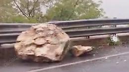 Masso spacca l'asfalto e crea una voragine. Tragedia sfiorata sulla Cassino-Sora