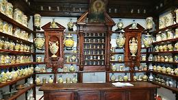 Albarelli e vasi, arredi d'arte in farmacia