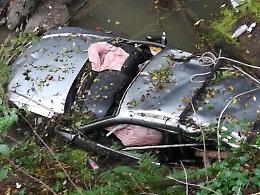 Auto in un canale. Il veicolo era stato rubato