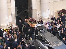 Una folla commossa per l'ultimo saluto a Giovanni Proia