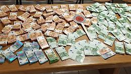 Viaggiavano in autostrada con quasi 700.000 euro falsi