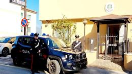 Anziana sola in casa e senza cibo. I carabinieri le portano la spesa
