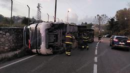 Tir si ribalta vicino ai fili dell'alta tensione. Strada chiusa e linea elettrica disattivata