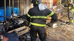 Abbandonati senza cibo, luce e acqua da giorni, migranti in rivolta