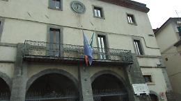 Caccia al cinghiale all'interno del cimitero. La denuncia del sindaco