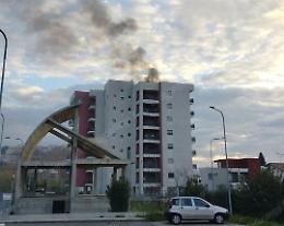 Fumo nero dal tetto di un palazzo. Evacuati gli appartamenti