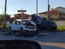 Incidente in via Villa Carrara. Un'auto ribaltata. Necessario l'intervento di due ambulanze e vigili del fuoco