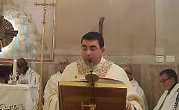 Don Andrea Viselli accolto dai fedeli