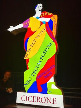 Il sindaco Vittorio Sgarbi inaugura la statua luminosa di Marco Tullio Cicerone