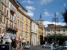 Arriva Vannacci per presentare il suo discusso libro. La città si divide