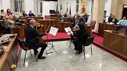 Aperitivo e musiche natalizie. Il sindaco Mastrangeli apre il palazzo comunale
