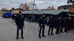 Sgombero dei banchi di fiori nel rione Colosseo. Operazione in corso dall'alba