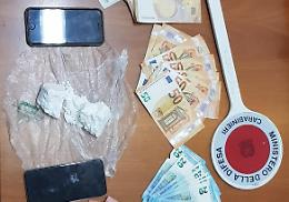 Fugge all'alt dei carabinieri. Poi aggredisce i miliari e cerca di disfarsi della droga