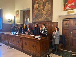 Cittadinanza onoraria per suor Fortuna. Sala consiliare gremita per la cerimonia