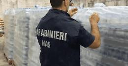 Quattromila bottiglie d'acqua lasciate all'esterno del supermercato. Sequestrate dal Nas