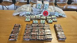 Viaggiava in autostrada con 26 chili di droga: arrestato un uomo
