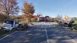 Camion contro auto: grave incidente sulla Casilina a Osteria della Fontana. Muore una donna