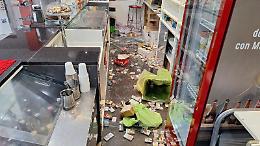 Rompono la vetrina e svaligiano il bar. Bottino da 10.000 euro