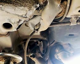 Giunti sconnessi. Danni ingenti alla carrozzeria delle auto in transito