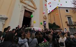 Palloncini  colorati  per l'addio alla piccola Flora. «Buon viaggio farfallina bianca»