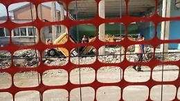 Paura nel cantiere della scuola Conte. Ruspa sprofonda in una buca