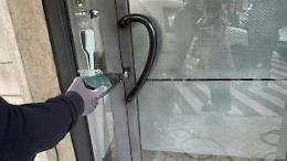Porte sigillate al salone da parrucchiera di via Aldo Moro