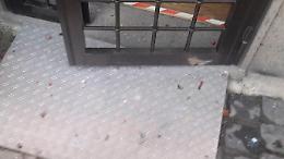 Petardi davanti alla porta di un negozio, scatta l'allarme