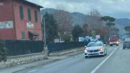 Scontro tra tre mezzi. Coinvolte due auto e un'autocisterna con Gpl
