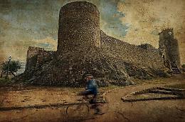 “Pedalare quasi senza toccare terra”. La mostra fotografica torna a Pico