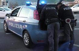 Furgone non si ferma all'alt. Semina il panico in città e esce fuori strada