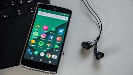 Pubblica storie su Whatsapp insultando un maresciallo e un avvocato