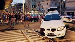 Finisce con la Bmw sulle fioriere, assolto