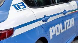Rapina al centro commerciale, si fa consegnare parte dell'incasso e fugge. È caccia all'uomo