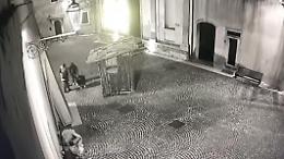 Lanciano un petardo addosso a una senzatetto mentre dorme