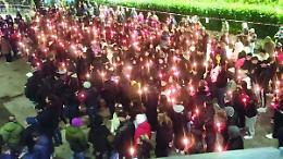 Il dolore e la speranza nelle tante fiaccole  di “Luci nella notte”. In centinaia alla veglia per Thomas