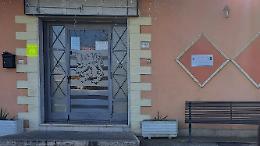 Lanciano un petardo contro il portone. Atto vandalico al centro anziani