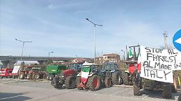 Trattori, la protesta degli agricoltori non si ferma