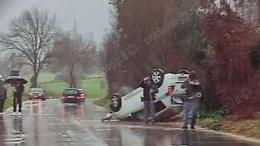 Perde il controllo dell'auto e si ribalta. Miracolata una donna