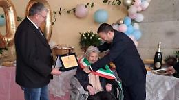 Nonna Angela compie 100 anni. Grande festa in famiglia