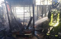Rimessa in fiamme. Sul posto i vigili del fuoco
