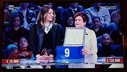 "Affari tuoi", la signora Patrizia porta a casa 10.000 euro