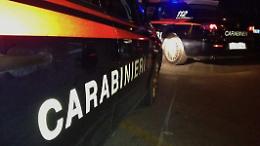 Dà in escandescenze e prova ad aggredire i carabinieri con una tenaglia per il fuoco 