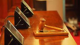 Violentata tre volte al giorno. Marito sotto accusa