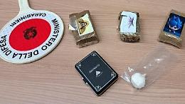 In casa con armi e droga: arrestato un trentasettenne