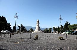 Fuoristrada in piazza. L'isola pedonale sparisce