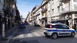 Paura in pieno centro. Cadono calcinacci e sfiorano un passante