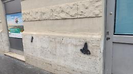 Raid con lo spray nero. Caccia aperta ai vandali